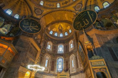 İstanbul 'daki Ayasofya' nın İçi, Türkiye 'nin en büyük Bizans Kültür Anıtı.