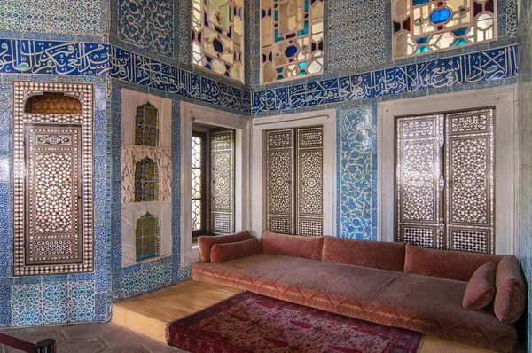 One of the Sultan's meeting rooms in Topkapi Palace in Istanbul, Turkey. — Stock Photo, Image