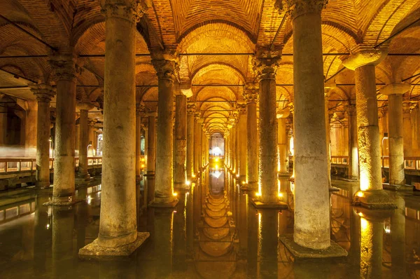 Interior da Basílica Cisterna, Yerebatan Sarayi, Istambul Turquia . Imagem De Stock