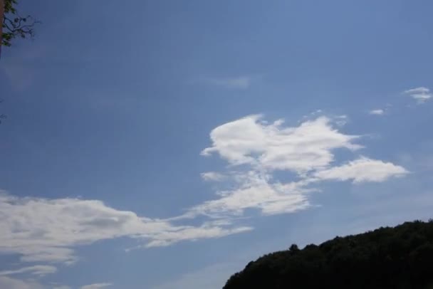 雲は空を高速で動き回る — ストック動画