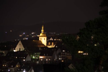 Geceleri kilisesi olan eski bir kasaba.