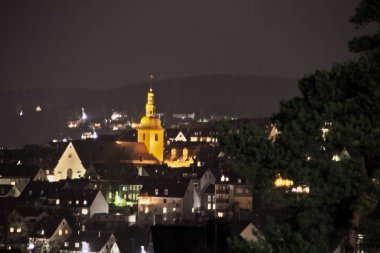 Geceleri kilisesi olan eski bir kasaba.