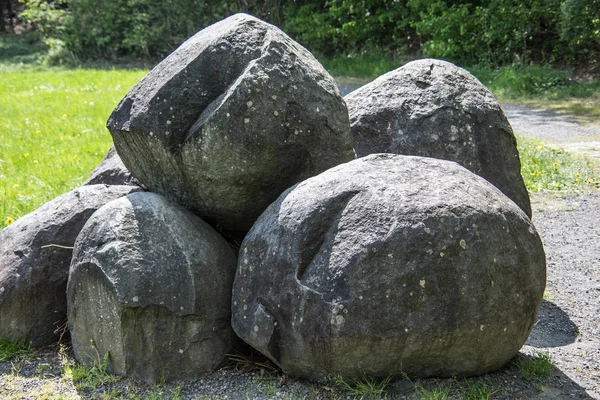 Anciennes boules et colonnes de basalte empilées — Photo