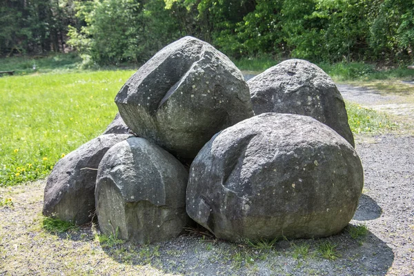 Bolas de basalto antigas e colunas empilhadas — Fotografia de Stock
