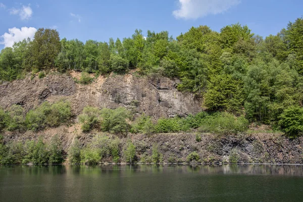 Mountain slope made of basalt rock on the lake — Stock Photo, Image