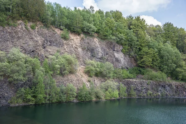 Stok górski z bazaltowej skały nad jeziorem — Zdjęcie stockowe