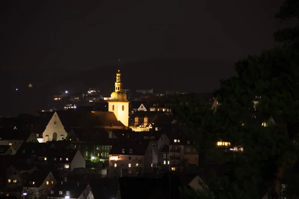 Stare miasto Siegen z kościołem w nocy — Zdjęcie stockowe