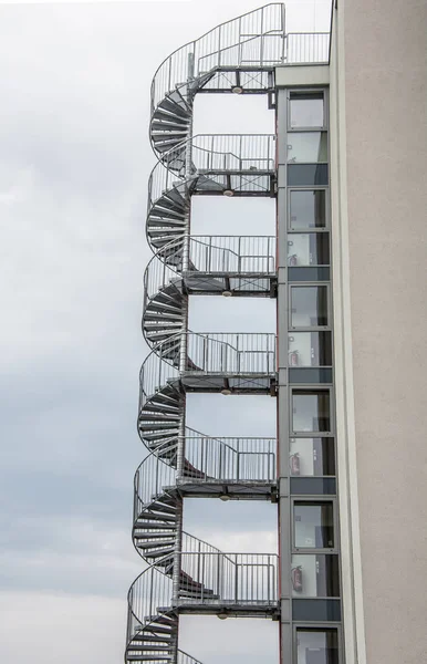 螺旋形楼梯作为呼啸声外的紧急出口 — 图库照片
