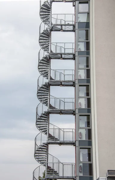 螺旋形楼梯作为呼啸声外的紧急出口 — 图库照片