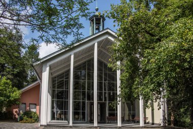 Çan kulesi olan mezarlık şapeli.