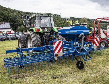 Çayırdaki tarım makineleri