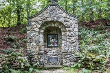 Sunak istasyonları ile Haç Yolu