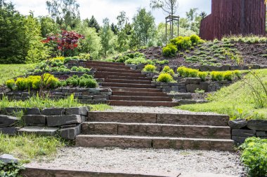 Kayalık bahçe parkında geniş taş merdivenler