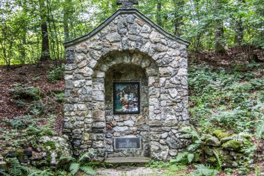 Sunak istasyonları ile Haç Yolu