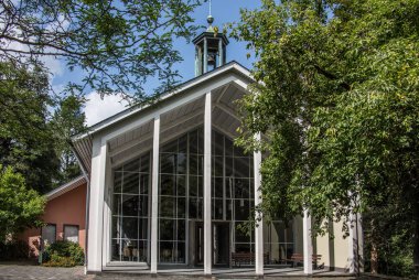 Çan kulesi olan mezarlık şapeli.