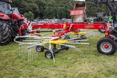 Çayırdaki tarım makineleri