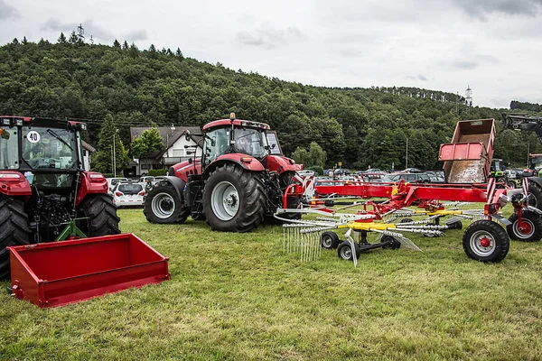 Çayırdaki tarım makineleri