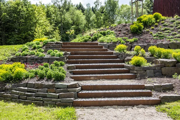 Larges escaliers en pierre dans le parc du jardin rocheux — Photo