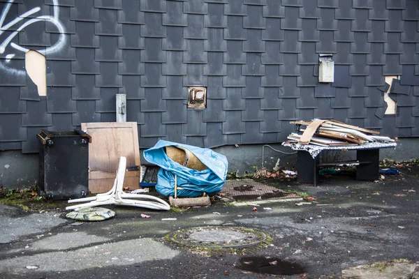 Basura de pobreza en el patio trasero de un viejo edificio — Foto de Stock