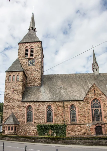 Kirchhundem 'deki Hristiyan doğal taş kilisesi. — Stok fotoğraf