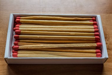 Kutudaki kızıl saçlıyla eşleşiyor.