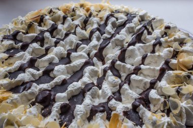 Kremalı Kara Orman vişneli keki