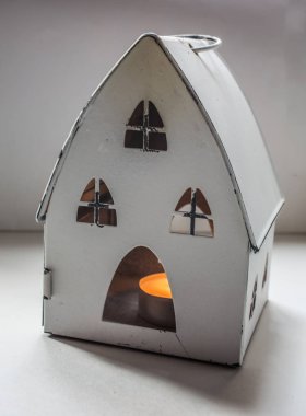 Mum ışığında Noel evi