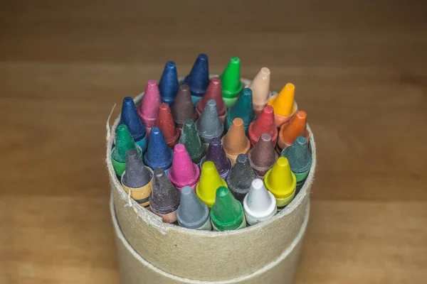 Färgade pennor i olika färger i behållare — Stockfoto