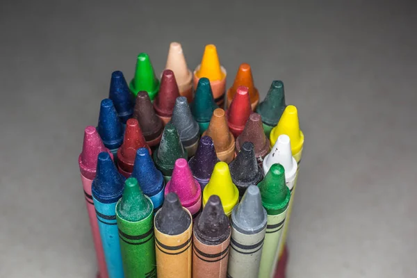 Crayons de couleur de différentes couleurs dans des contenants — Photo