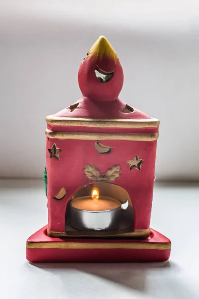 Dom Bożego Narodzenia ze świecami — Zdjęcie stockowe