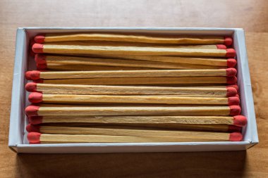 Kutudaki kızıl saçlıyla eşleşiyor.