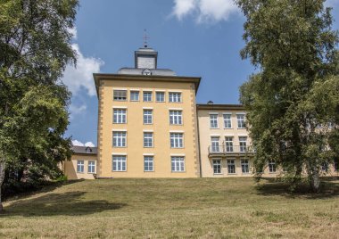 Parktaki ağaçlı eski malikane