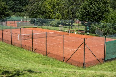Kırmızı kumda tenis kortu