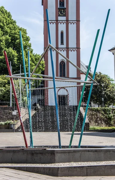 Färgglad fontän framför kyrkan — Stockfoto