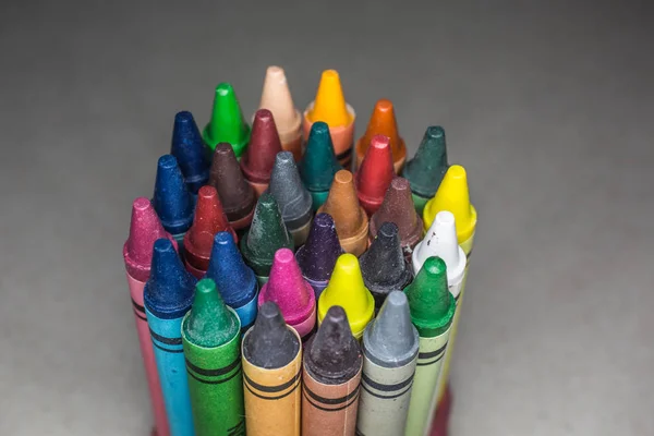 Crayons de couleur de différentes couleurs dans des contenants — Photo