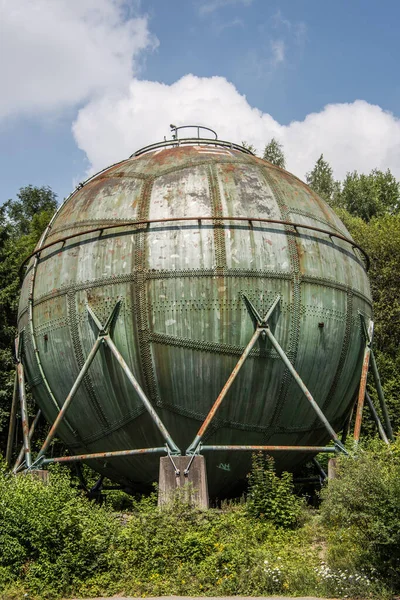Monumento industriale come palla su supporti come ex serbatoio di gas — Foto Stock