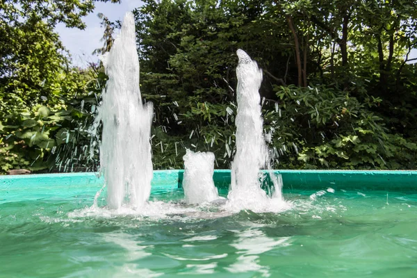 Fuente en la piscina verde — Foto de Stock