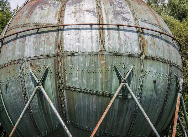 Monumento industrial como uma bola sobre suportes como um antigo tanque de gás — Fotografia de Stock