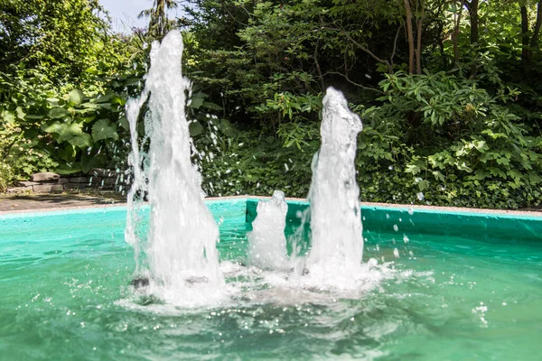 Fuente en la piscina verde — Foto de Stock