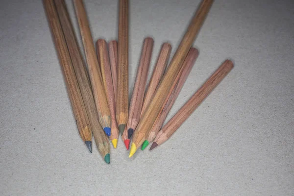 Farklı renklerde ahşap boya kalemleri — Stok fotoğraf