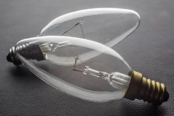 Ampoule en verre mince en forme de goutte — Photo