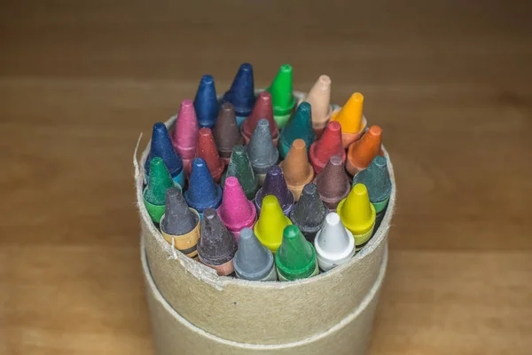 Färgade pennor i olika färger i behållare — Stockfoto