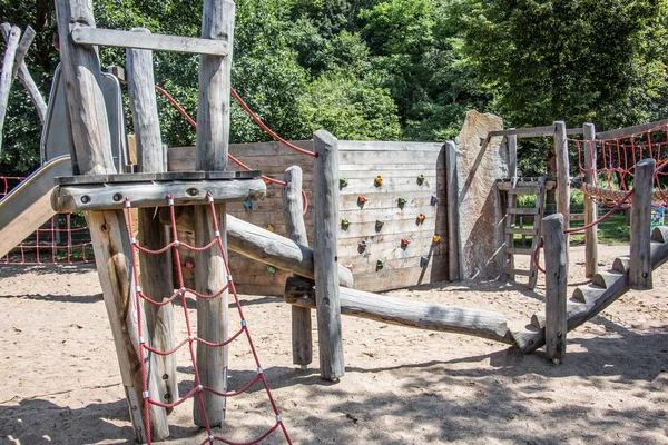 Avonturenspeeltuin voor kinderen in het groen — Stockfoto