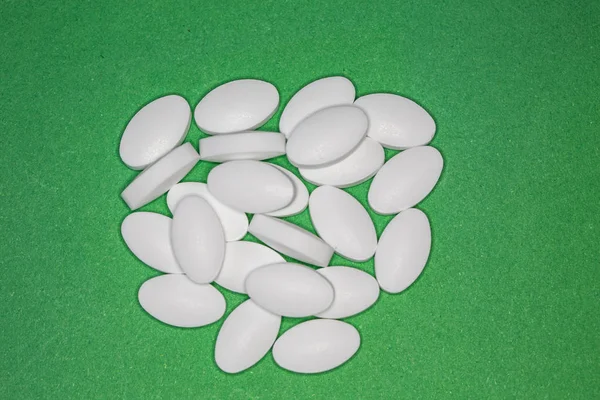 Pílulas brancas em uma pilha — Fotografia de Stock