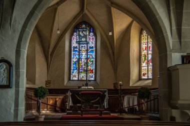 Sunak ve vitraylı pencerelerle