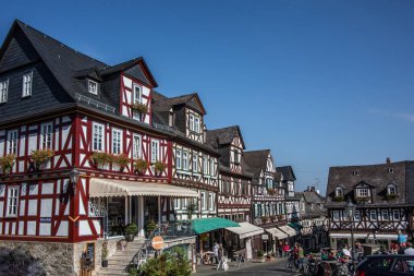 Kalenin altında yarım keresteli evler.