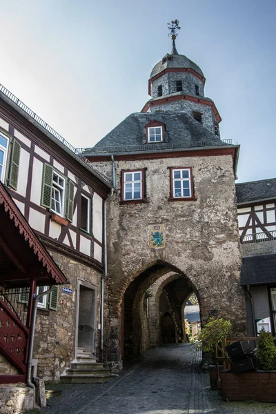 Vakwerkhuizen onder het kasteel — Stockfoto