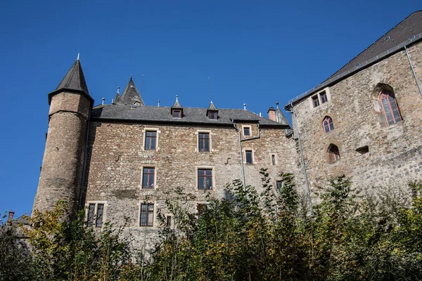 Casas de entramado de madera bajo el castillo — Foto de Stock