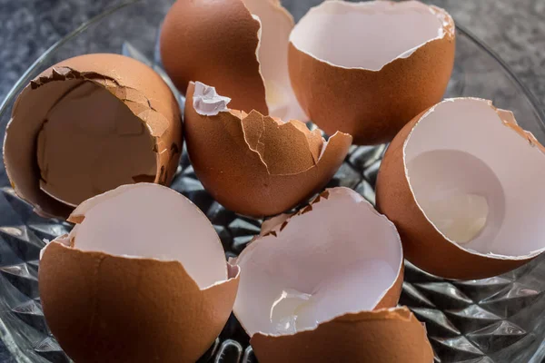 Zerbrochenes Frühstücksei auf dem Tisch — Stockfoto