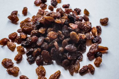 Kuru üzümler masaya yığıldı.